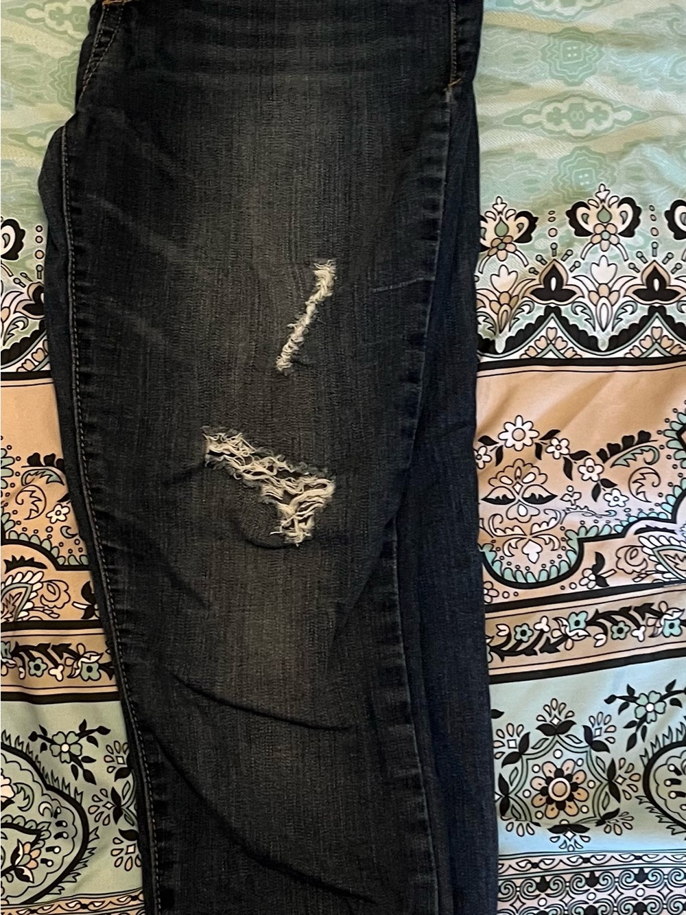 1822 Denim Women’s Black Distressed Capris